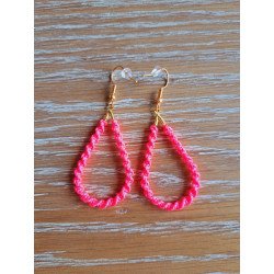 Gouttelettes en macramé rose fluo