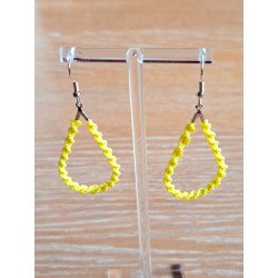 Gouttelettes en macramé jaune