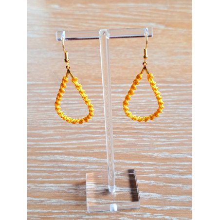 Gouttelettes en macramé jaune orangé