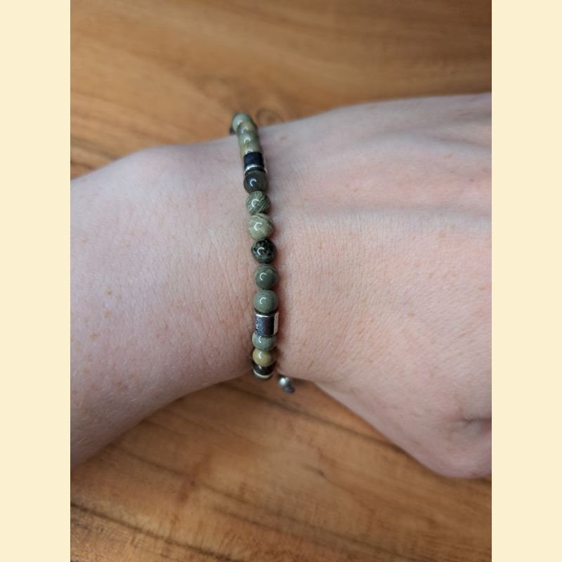 Bracelet "minéral fin" en jaspe feuille d’argent Bracelet "minéral fin" en jaspe feuille d’argent