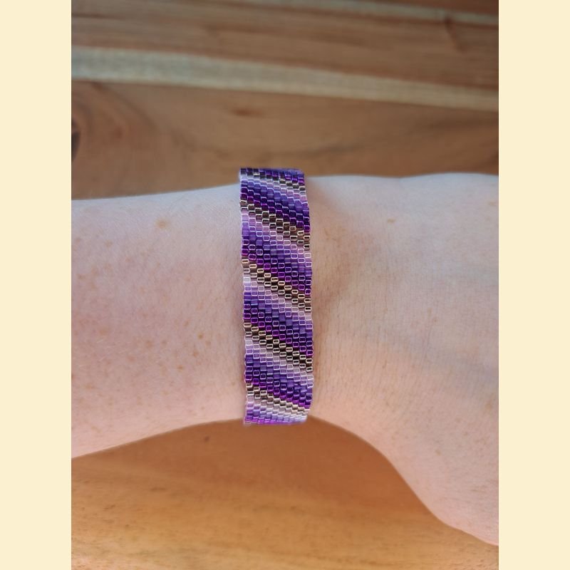 Bracelet manchette tissage de perles d'Asie mauve Bracelet manchette tissage de perles d'Asie mauve