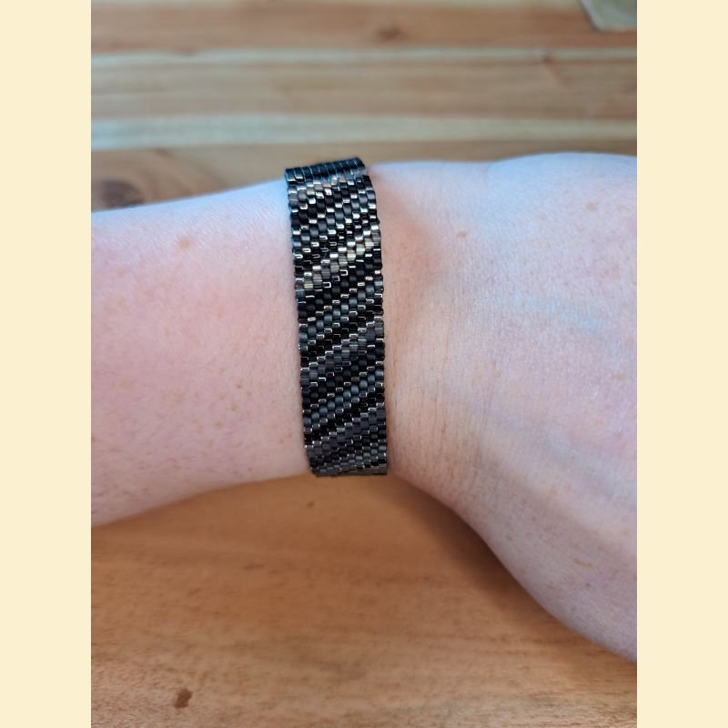Bracelet manchette tissage de perles d'Asie noir Bracelet manchette tissage de perles d'Asie noir