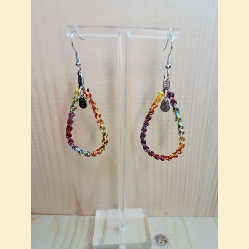 Boucles d'oreilles Gouttes en macramé arc-en-ciel vif