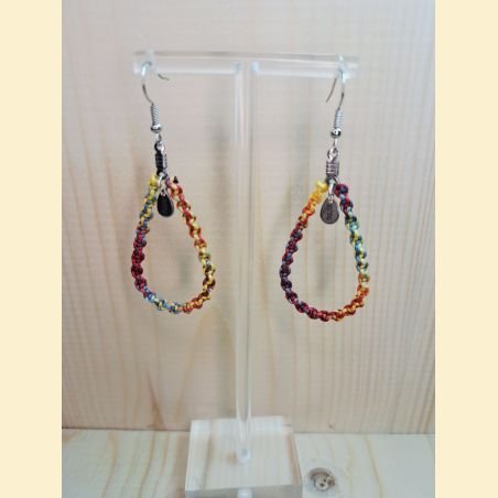 Boucles d'oreilles Gouttes en macramé arc-en-ciel vif
